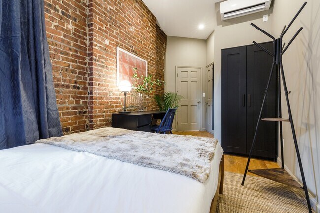 Building Photo - #299 Queen room in Upper East Side 4-bed / 4
