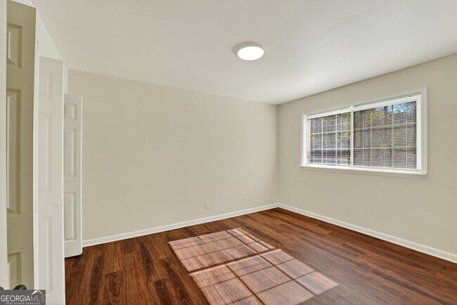 Building Photo - 2516 Peachwood Cir NE