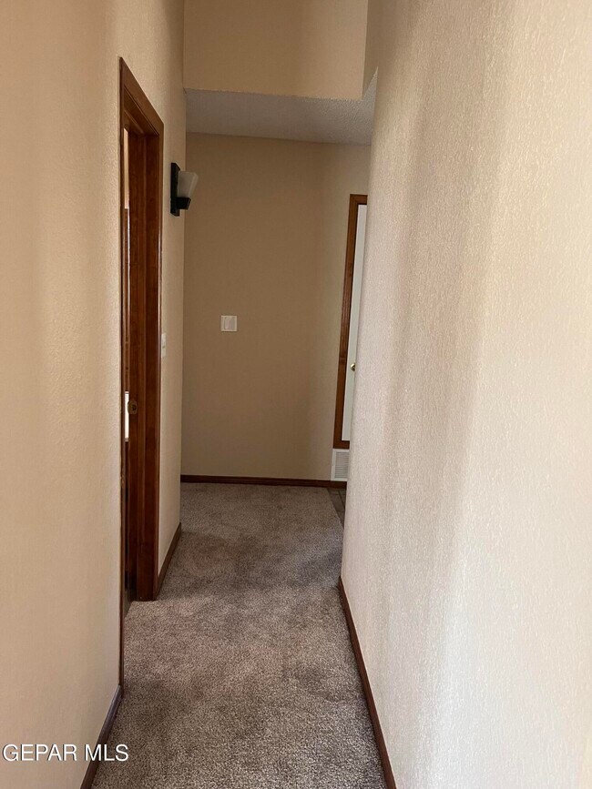 Building Photo - 6928 Canyon Run Dr