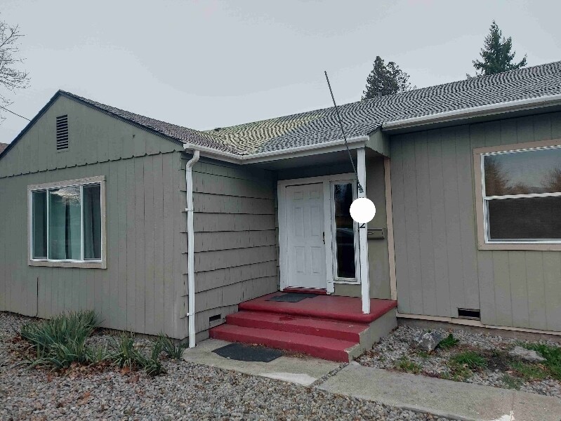 Primary Photo - 392 W Stewart Ave