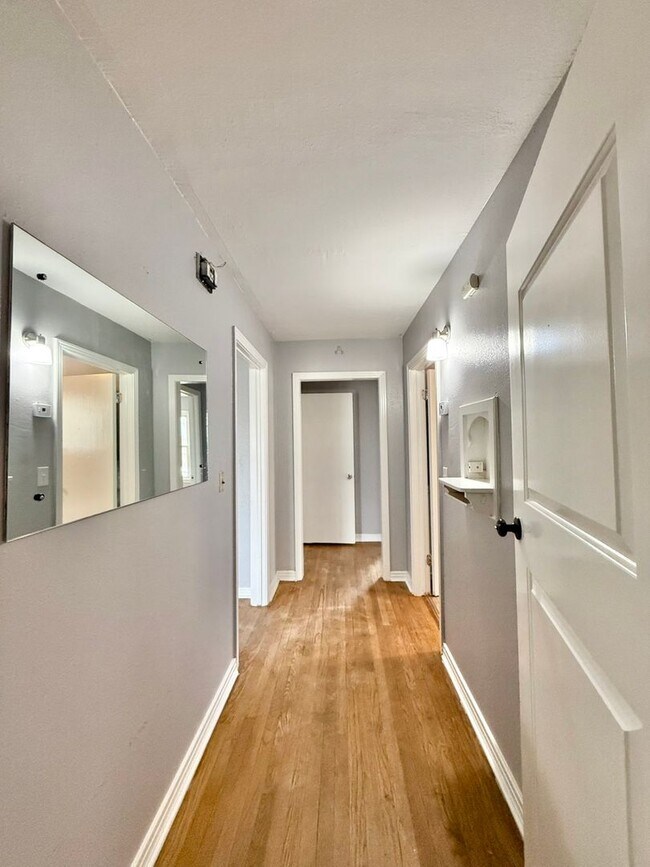 Building Photo - Available-Adorable Large 3 bedroom Home near Downtown!