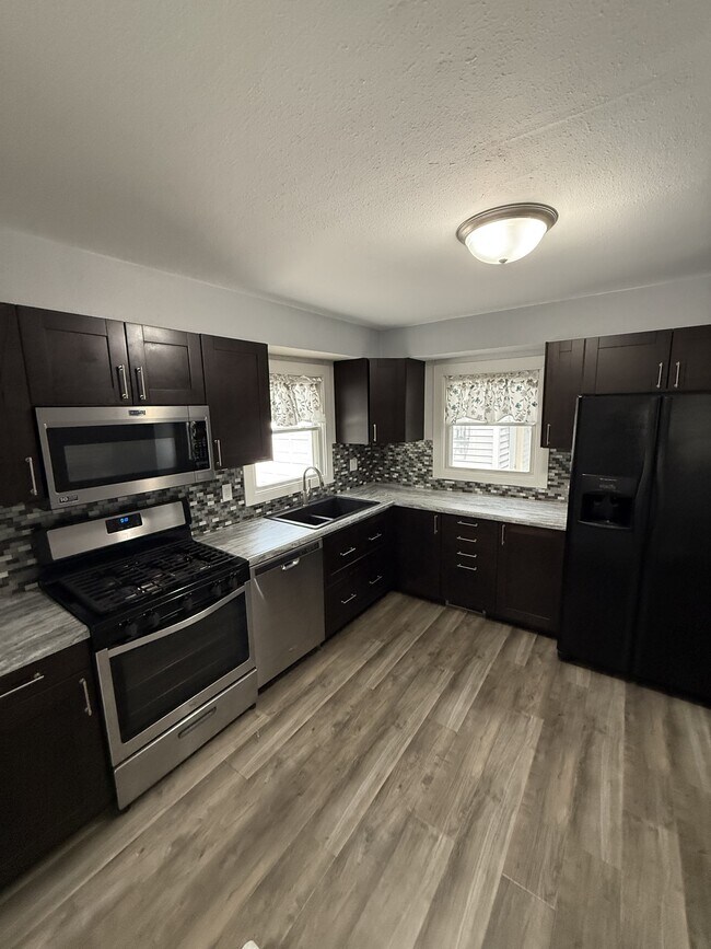 Foto del edificio - 428 Hilltop Rd