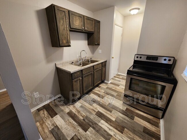 Foto del edificio - 5606 E Newcomer Ave