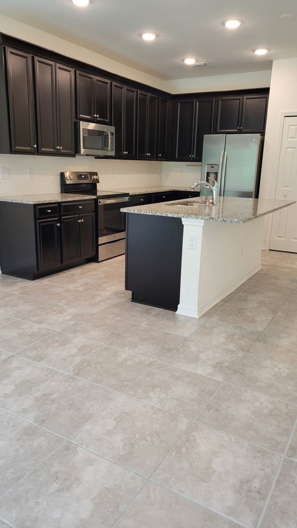 Building Photo - PENDING LEASE-Annual UNfurnished 3/2 newer...