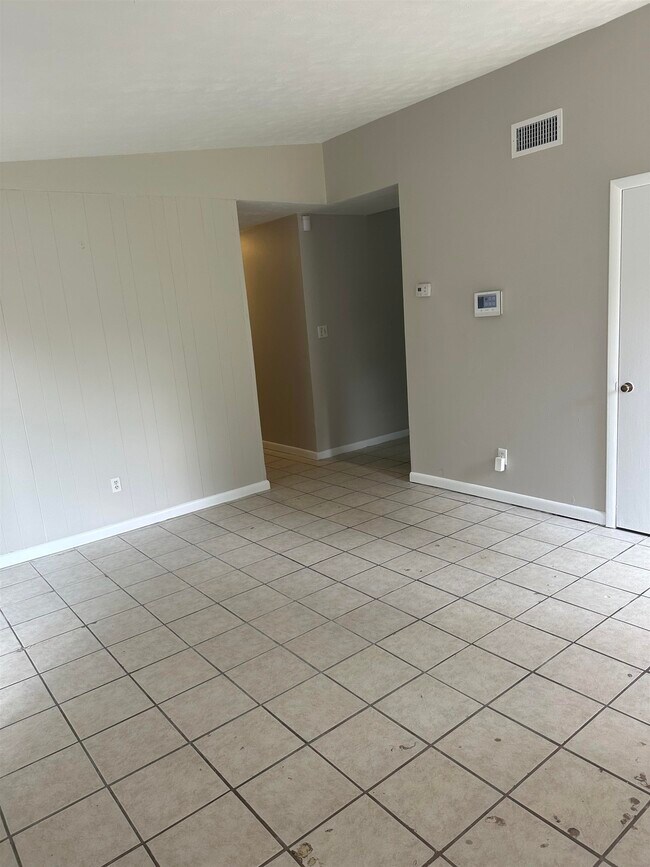 Building Photo - 422 Essex Dr