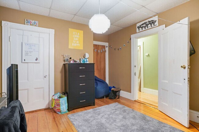 Foto del edificio - Spacious Four Bedroom Right In Mission Hill