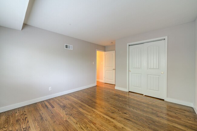 Foto del edificio - *Coming Available June 6th* Beautifully Renovated 2 bedroom in Arnold