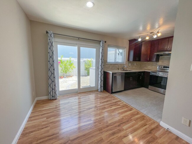 Building Photo - Updated 2 bed 1.5 bath townhome in central...