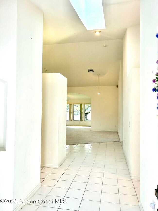 Building Photo - 729 Kenwood Cir