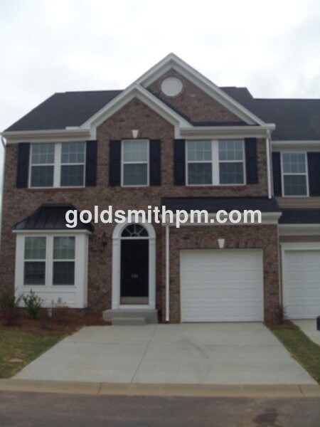Foto principal - 409 Cedar Pines Dr