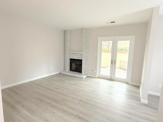 Building Photo - Excellent Location! Near BART, Downtown! Main Chance Estates Townhouse