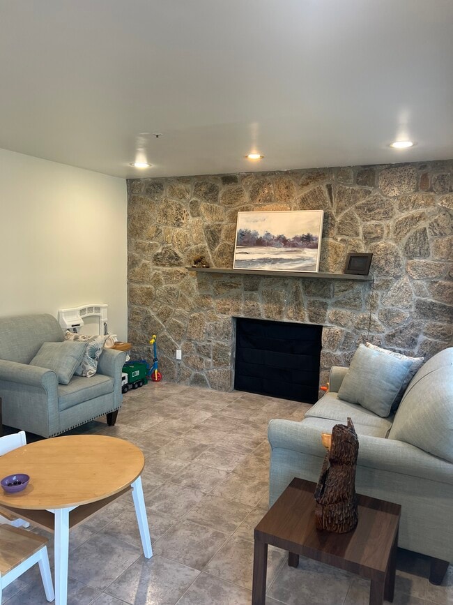 Building Photo - 33 Gainsborg Ave E