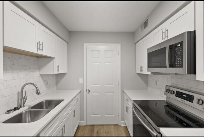 Building Photo - 2 bed 1.5 Bath coming soon