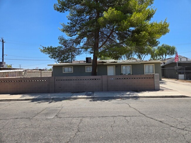 Building Photo - Single story 3 Bedroom house ready for mov...
