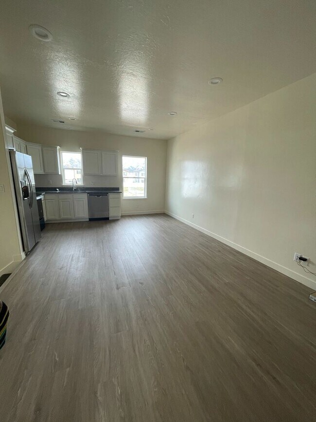 Building Photo - 2 Weeks Free Rent – 1 Bed 2 Bath Townhome in Clearfield w/ Flex Room!