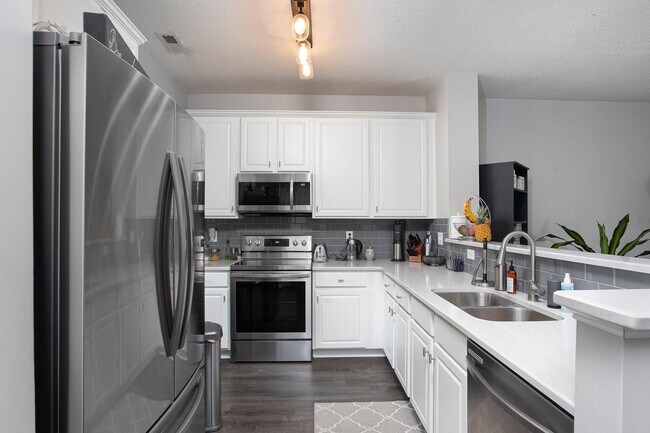 Foto del edificio - 3 Bd / 2.5 Bth townhouse in SW Durham Aubu...