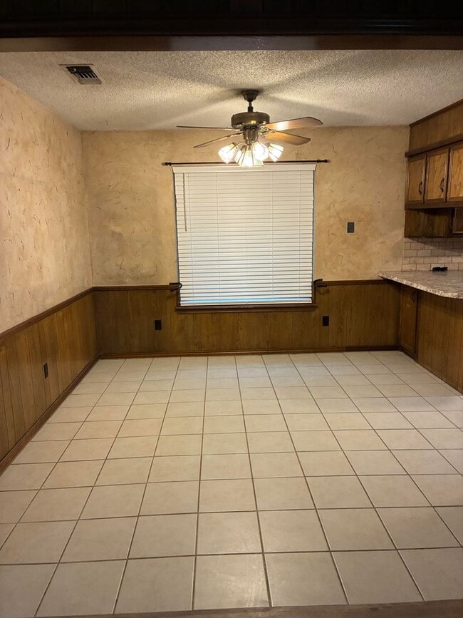 Building Photo - Spacious House