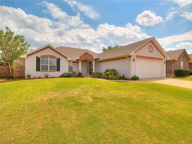 Building Photo - Gorgeous 3 Bed/2 Bath by Council & Expressway