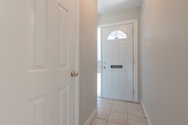 Photo du bâtiment - LARGE THREE BEDROOM TOWNHOUSE
