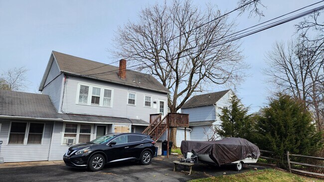 Unidad de arriba - 95 W Ashland St