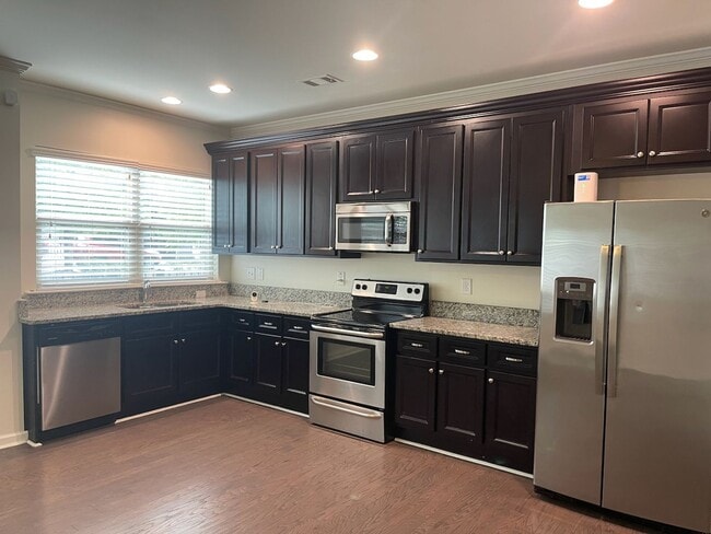 Building Photo - Newly Painted Townhouse on Riverside Neigh...