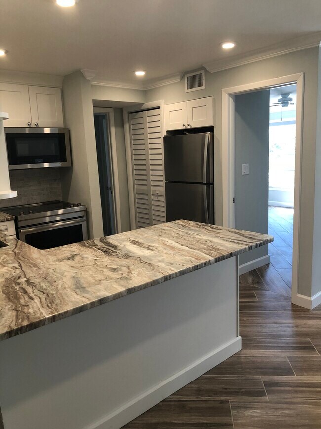 kitchen - 2302 S Manhattan Ave