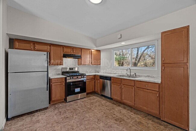 Building Photo - 9915 Castle Dr