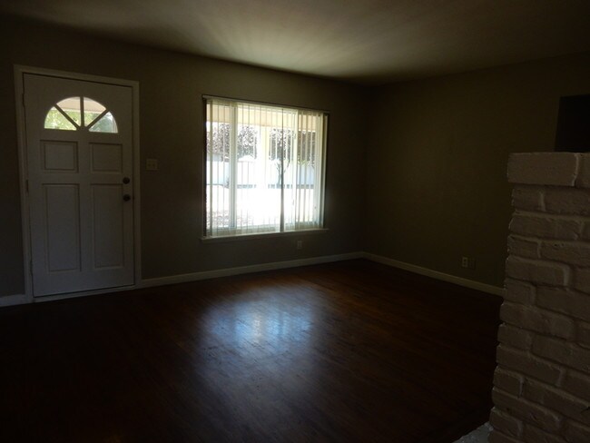 Building Photo - 3232 Montclaire St