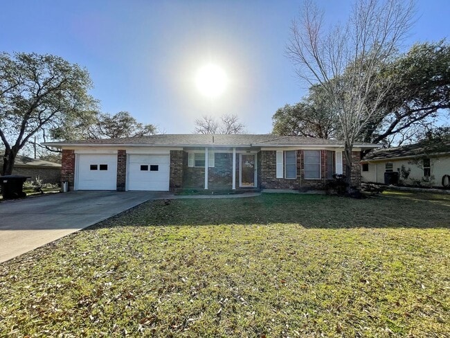 Adorable 4 Bed, 2 Bath Home for August 202... - Adorable 4 Bed, 2 Bath Home for August 202...
