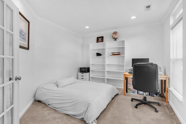 Building Photo - Beautiful 3-level 3 BR 2.5BA Townhome in P...