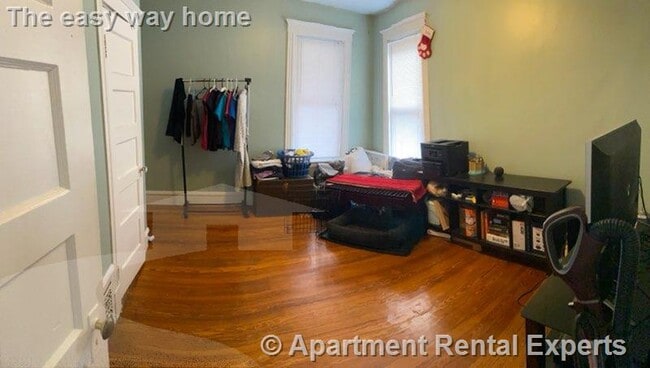 Building Photo - Medford Square 2BR - Spacious Unit - Great...