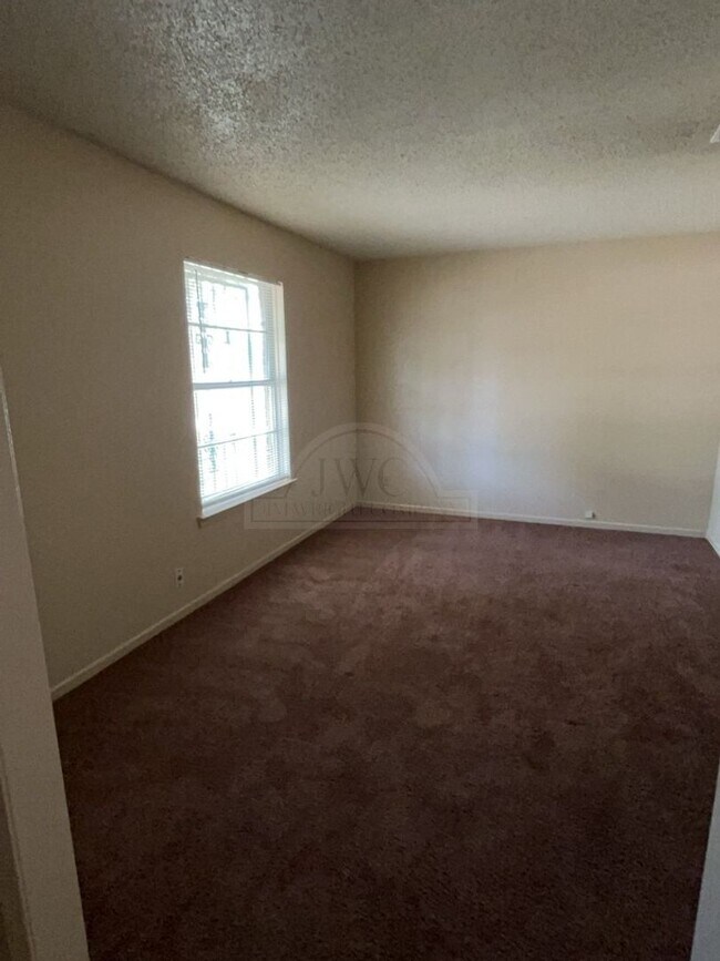 Building Photo - 1502 Linda Ln