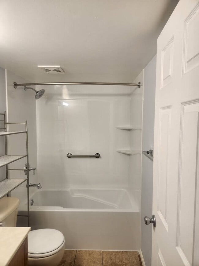 Building Photo - 245 Bishops Glen Dr