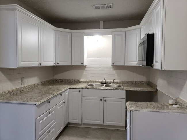 Building Photo - Completely Renovated Property