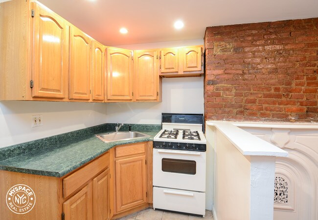 Building Photo - 355A Monroe St