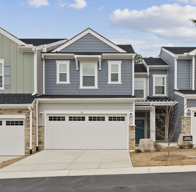 Spacious 3-Bed Townhouse w/ Two Car Garage - Spacious 3-Bed Townhouse w/ Two Car Garage