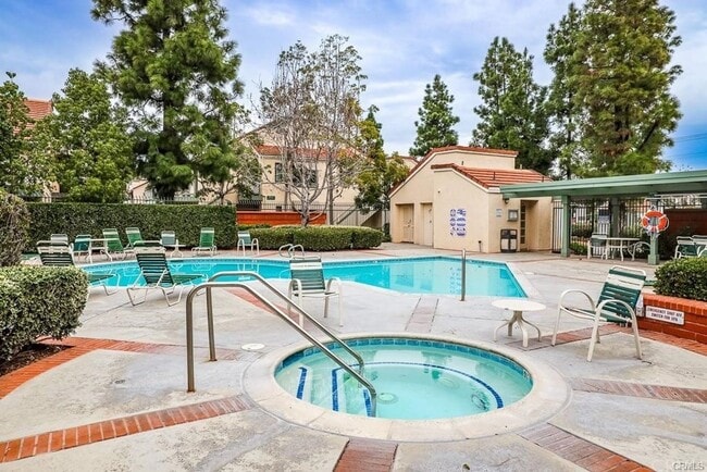 Foto del edificio - Large 2 Bedroom, 2 Bath Condo with 2 Parking and Community Pool