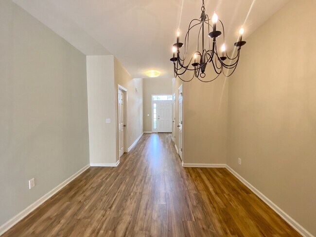 Foto del edificio - Spacious, Four Bedroom Townhouse With a View!