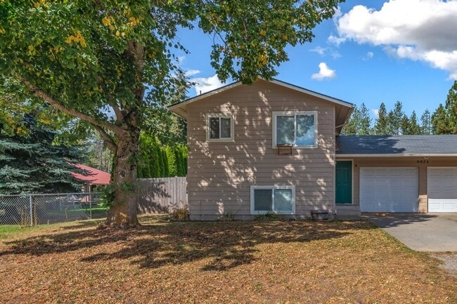 Building Photo - 2 bed 1.5 townhome with fenced yard