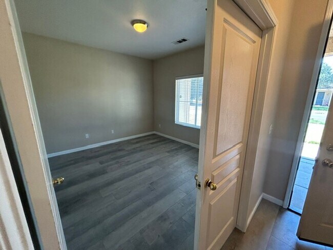 Foto del edificio - 3 Bedroom 2 Bathroom Home in SW Visalia! Close to Shopping and Restaurants!
