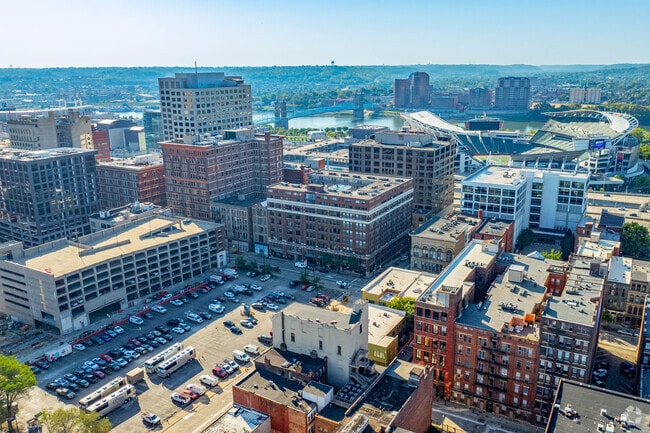 Building Photo - Fourth & Plum