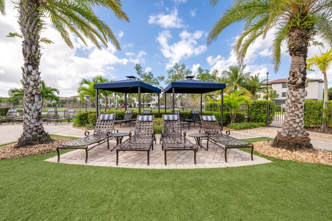 ¡Al lado de la piscina - The Point at Royal Palm Beach