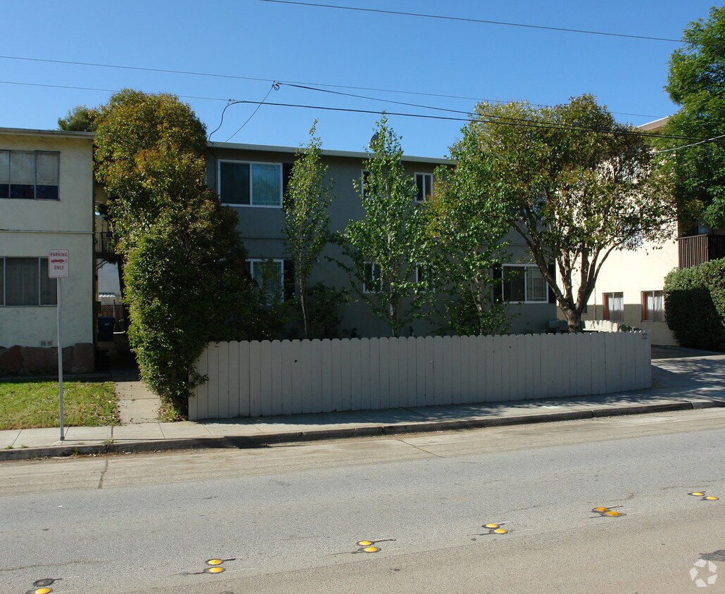 Foto del edificio - 805 Rollins Rd
