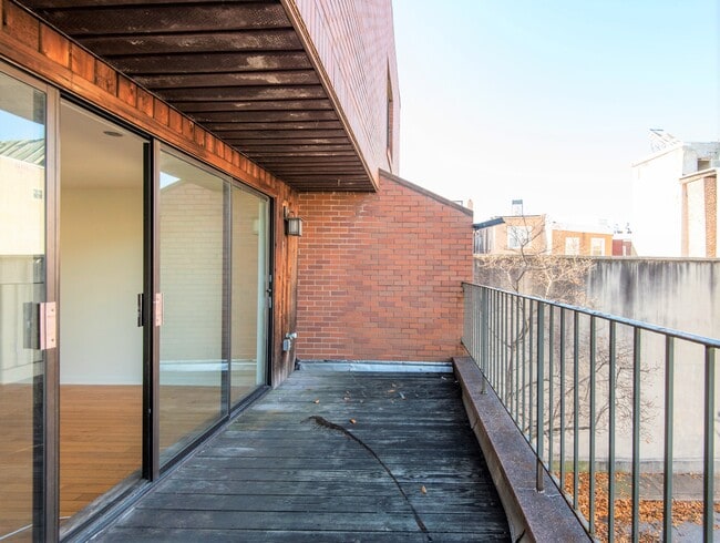 Building Photo - 327 Monroe St