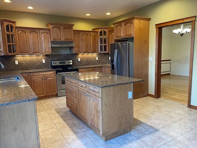 Foto del edificio - 7bdrm, 3.5 bthrm! 3184 sq ft! 2 Master bed...