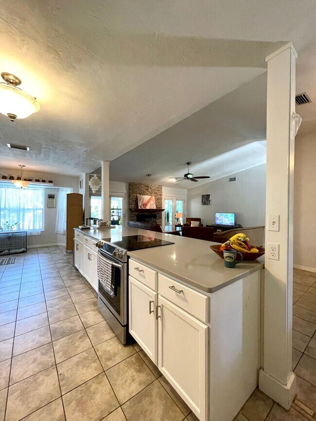 Building Photo - LEASE TERMS NEGOTIABLE Beautifully remodel...