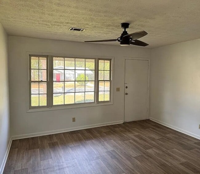 Building Photo - 3 Bed/2 Bath Brick Home- Under Renovations