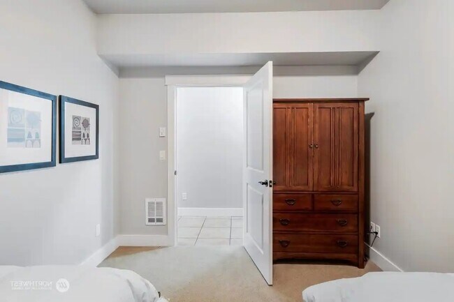 Foto del edificio - 23772 Crescent Bay Dr NW