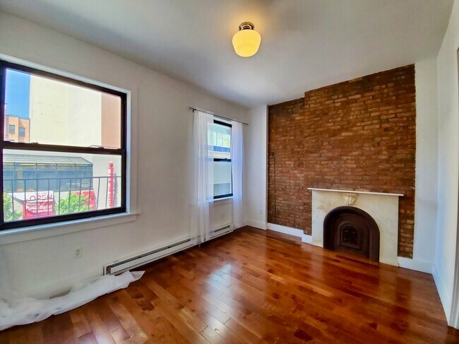 Building Photo - 512 E 117th St