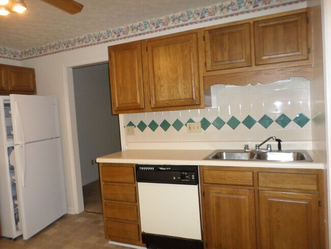 Building Photo - 3 Bedroom 2.5 Bath Townhouse